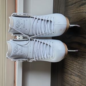 Jackson Elle woman's figure skates size 5.5 with high end insert